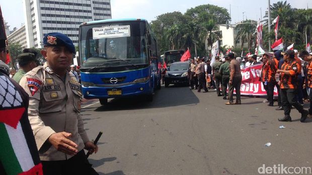 Massa Aksi Solidaritas Rohingya memadati Bundaran HI.