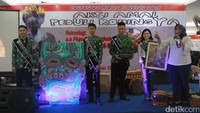 Aktivis dari lintas komunitas melakukan lelang amal untuk etnis rohingya di Becoolen Mall Bengkulu, Senin (4/9). Penggalangan dana untuk membantu korban konflik etnis Rohingya di Myanmar dan sebagai rasa solidaritas kemanusiaan. (Foto: ANTARA FOTO/David Muharmansyah)