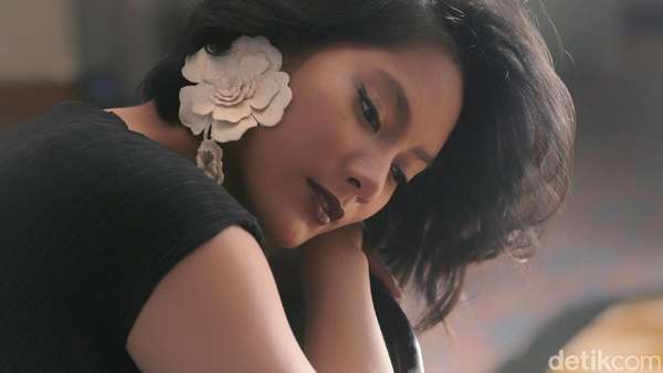 Tatapan Memikat Tara Basro Celeb of The Month Bulan Ini Tatapan Memikat Tara Basro Celeb of The Month Bulan Ini