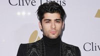 Secara terang-terangan mantan personil One Direction, Zayn Malik, mengakui bahwa ia pernah mengalami eating disorder. Aku bisa tidak makan hingga dua sampai tiga hari, dan aku sendiri tidak tahu untuk apa, kisahnya pada salah satu wawancara. (Foto: Kevork Djansezian/Getty Images)