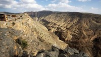 Jalur pendakian melalui ferrata atau meniti kabel ini terletak di lereng Gunung Al Hajar, Oman. Letak hotelnya sendiri berada di atas gunung pada ketinggian 2.000 mdpl (Dok. CNN Travel)