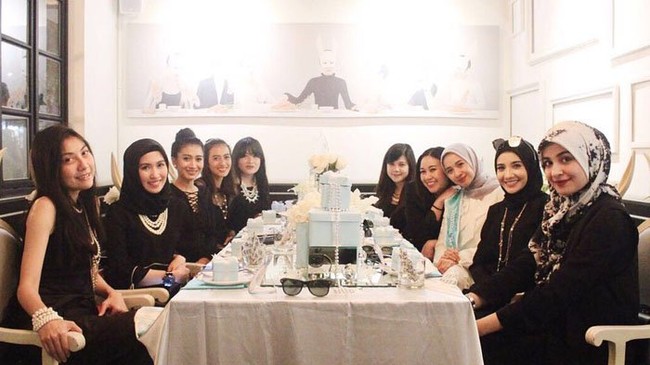 Laudya Cynthia Bella akan menikah dengan pengusaha Malaysia, Engku Emran, pada September ini. Setelah menggelar pengajian akhir pekan kemarin, teman-teman bintang film Surga Yang Tak Dirindukan itu termasuk Zaskia dan Shireen Sungkar memberikan kejutan bridal shower untuk Laudya Cynthia Bella jelang menikah. Foto: Dok. Instagram