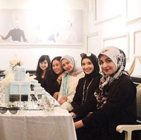 Laudya Cynthia Bella akan menikah dengan pengusaha Malaysia, Engku Emran, pada September ini. Setelah menggelar pengajian akhir pekan kemarin, teman-teman bintang film Surga Yang Tak Dirindukan itu termasuk Zaskia dan Shireen Sungkar memberikan kejutan bridal shower untuk Laudya Cynthia Bella jelang menikah. Foto: Dok. Instagram