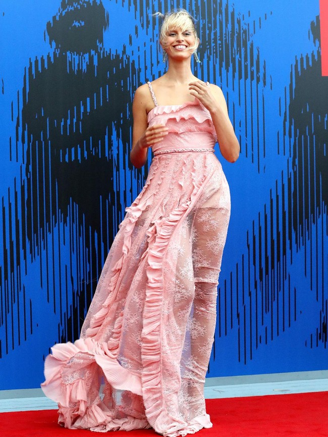 Seksi namun anggun, begitulah model Karolina Kurkova dalam kreasi Philosophy di Lorenzo Serafini. (Foto: Getty Images)