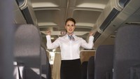 Mendengar dan melakukan jika sudah diberi imbauan, misalnya apabila penumpang diminta untuk mematikan ponsel sebelum take off. Pramugari akan lebih senang jika para penumpang mendengar arahannya, yang ujung-ujungnya juga demi keselamatan penerbangan (Thinkstock)