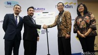 Chief Operating Officer Institut Jantung Negara (IJN) Kuala Lumpur Akmal Arief Mohamed Fauzi berjabat tangan dengan Direktur Retail Banking Bank Mandiri Tardi usai penandatanganan kerja sama di Jakarta, Rabu (6/9/2017).