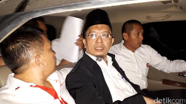 Detik-detik Alfian Tanjung Dibawa ke Jakarta dan Ditahan di Brimob