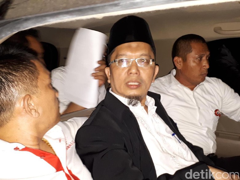 Dibawa ke Jakarta, Alfian Tanjung Langsung Ditahan di Mako Brimob Dibawa ke Jakarta, Alfian Tanjung Langsung Ditahan di Mako Brimob