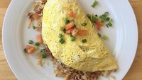 Kalau bosan diiris, omelet bisa dijadikan penutup nasi goreng. Bikin lebar tipis dan isi dengan nasi goreng hingga tetap hangat.Foto: Istimewa