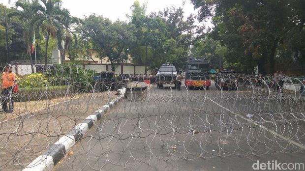 Jelang Demo Rohingya, Water Cannon Disiagakan di Kedubes Myanmar