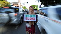 Seorang relawan menggalang sumbangan uang dari pengguna jalan pada aksi peduli Rohingya di Lhokseumawe, Aceh, Selasa (5/9). Aksi penggalangan dana secara sukarela yang dimotori relawan Palang Merah Indonesia itu selanjutkan akan disalurkan melalui penyelenggara donasi untuk membantu kesengsaraan warga Rohingya di Myanmar (Foto: ANTARA FOTO/Rahmad)