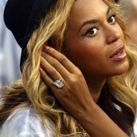Beyonce juga memiliki salah satu cincin termahal di antara selebriti Hollywood. Ia mendapatkan cincin berlian 18 karat seharga US$ 5 juta atau Rp 67 miliar dari Jay-Z.
