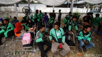 Driver ojek online antre untuk memeriksakan kesehatannya.