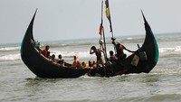 Mereka mengarungi lautan dengan kapal nelayan. REUTERS/Mohammad Ponir Hossain.