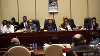 Komisi V DPR menyimak penjelasan Budi Karya Sumadi.