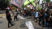 Massa menerobos kawat berduri yang dipasang di sekitar Kedubes Myanmar.