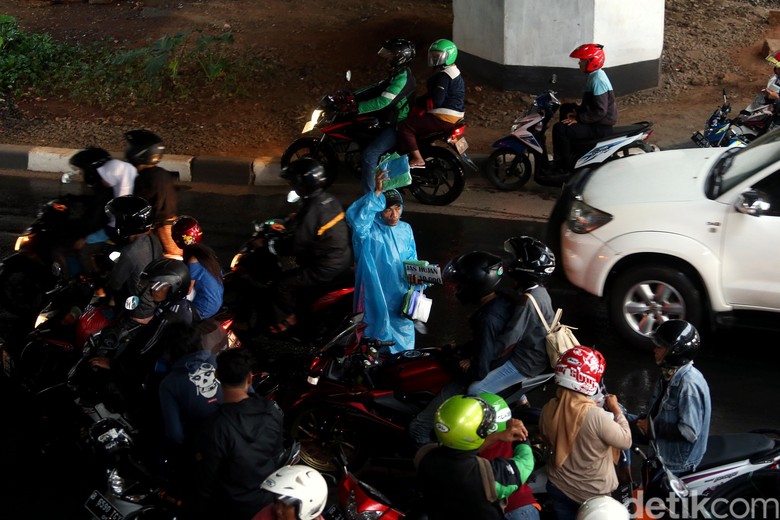 Pemotor berteduh di bawah jembatan. Foto: Rengga Sancaya Pemotor berteduh di bawah jembatan. Foto: Rengga Sancaya