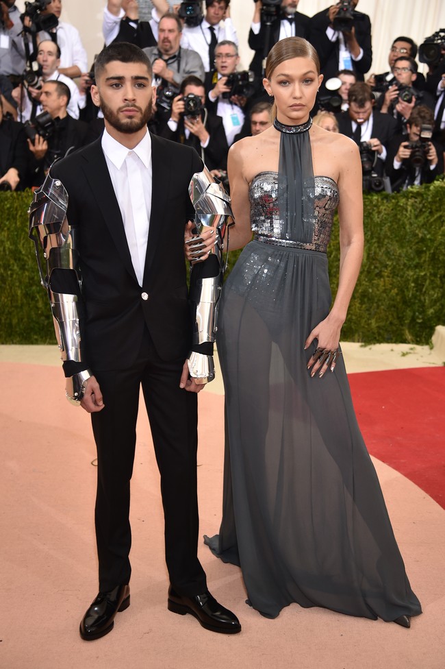 Zayn Malik dan Gigi Hadid adalah couple goals untuk urusan fashion. Saat keduanya hadir di Met Gala Manus x Machina, Zayn tampil total dengan lengan robot sambil memakai setelan jas Versace, sementara Gigi Hadid mengenakan gaun Tommy Hilfiger. Foto: Dok. Getty Images