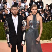 Zayn Malik dan Gigi Hadid adalah couple goals untuk urusan fashion. Saat keduanya hadir di Met Gala Manus x Machina, Zayn tampil total dengan lengan robot sambil memakai setelan jas Versace, sementara Gigi Hadid mengenakan gaun Tommy Hilfiger. Foto: Dok. Getty Images