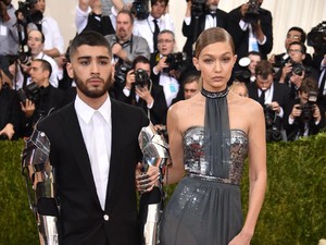 Bantu Calon Adik Ipar, Zayn Malik Jadi Model Perhiasan Milik Anwar Hadid