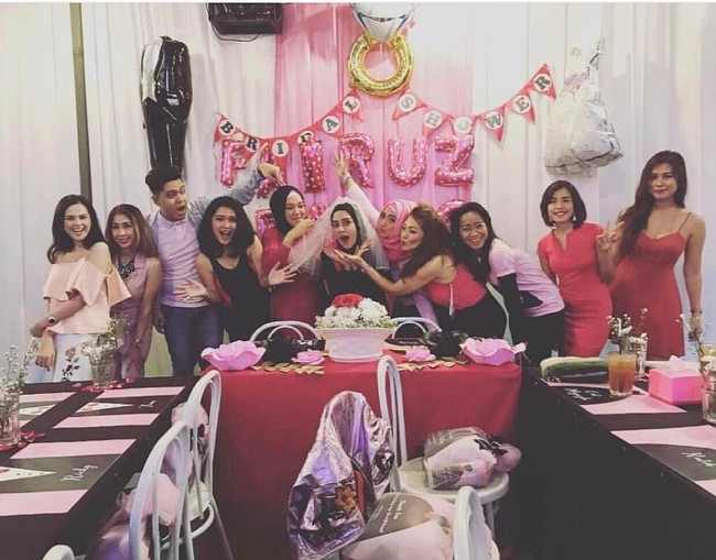 Kejutan bridal shower juga didapatkan Fairuz A. Rafiq ketika akan menikah dengan Sonny Septian. Bridal shower dengan tema pink dan hitam itu digelar pada 12 Mei 2017 di sebuah restoran di Jakarta. Fairuz tampak memakai baju hitam dan veil layaknya pengantin. Foto: Dok. Instagram