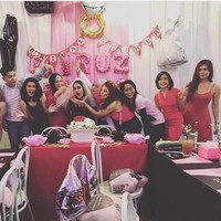 Kejutan bridal shower juga didapatkan Fairuz A. Rafiq ketika akan menikah dengan Sonny Septian. Bridal shower dengan tema pink dan hitam itu digelar pada 12 Mei 2017 di sebuah restoran di Jakarta. Fairuz tampak memakai baju hitam dan veil layaknya pengantin. Foto: Dok. Instagram
