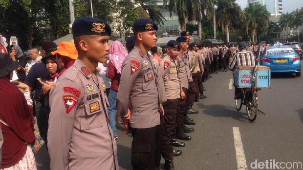Sebagian massa bertahan di Bundaran HI.