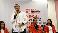 Vokalis Nidji, Giring Ganesha hari ini mendaftar ke Partai Solidaritas Indonesia (PSI) sebagai calon anggota DPR. Keputusan terjun ke politik ini karena Giring terinspirasi Jokowi (Foto: Dok. PSI)