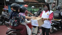 Seorang umat Buddha Jambi menggalang dana saat menggelar Aksi Peduli Rohingya di Jelutung, Jambi, Rabu (6/9). Dalam keterangan persnya, Perkumpulan Umat Buddha Jambi menyatakan mengutuk dan mengecam aksi kekerasan terhadap etnis Rohingya di Myanmar, mengimbau umat Buddha di daerah itu berperan aktif memberikan bantuan moril dan materiil dan mendukung upaya penyelesaian konflik oleh pemerintah Republik Indonesia. (Foto: ANTARA FOTO/Wahdi Septiawan)