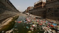 Sampah-sampah berserakan tidak terurus mencemari air jadi salah satu faktor pendorong mewabahnya kolera. (Foto: Reuters)