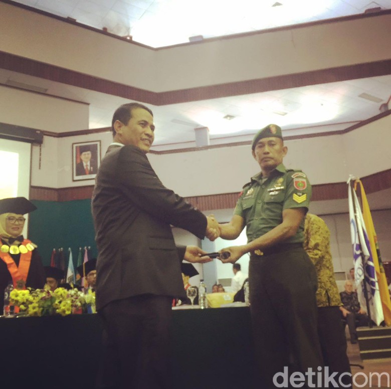 Hadiah Traktor dan Gaji 1 Bulan Mentan untuk Serka Darwis Hadiah Traktor dan Gaji 1 Bulan Mentan untuk Serka Darwis