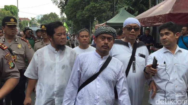 FPI: Hampir 10 Ribu Orang Daftar Jihad ke Rohingya FPI: Hampir 10 Ribu Orang Daftar Jihad ke Rohingya