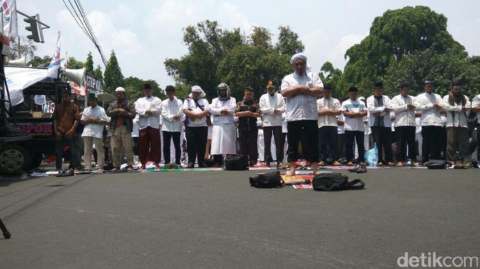 Massa Aksi Gelar Salat Zuhur Berjemaah di Depan Kedubes Myanmar