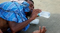 Warga memberikan air minum untuk pengungsi. REUTERS/Mohammad Ponir Hossain.