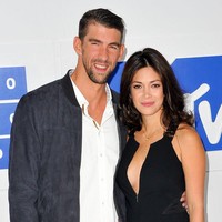 Atlet renang Michael Phelps dan istrinya Nicole Johnson mulai pacaran pada 2007. Di 2011, keduanya sempat putus. Putusnya jalinan asmara mereka cukup lama selama tiga tahun. Tapi akhirnya mereka kembali bersama dan menikah.  Foto: ist.