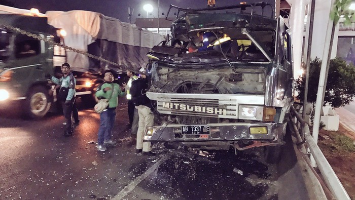Kecelakaan Truk, Tol Semanggi Arah Cawang Macet