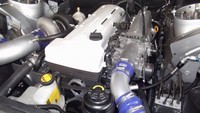Namun, mesin itu tidak dipakai bulat-bulat dalam kondisi standard. Mesin enam silinder tersebut dimodifikasi dengan perangkat turbo dari GReddy T78 dan supercharger HKS. Foto: Pool (Carsscoop)