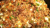 Yang satu ini bumbu utamanya kecap manis dan kecap asin. Tambahkan telur, sayuran dan sedikit ayam. Manis gurih dan mantap!Foto: Istimewa