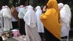 Potret Salat Jemaah Massa Dukung Rohingya di Trotoar Imam Bonjol