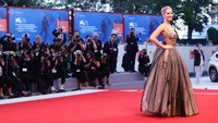 Di karpet merah, Jennifer Lawrence berjalan dengan percaya diri. Foto: Vittorio Zunino Celotto/Getty Images