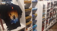 Untuk harganya, lumayan cukup mahal. Satu kaos kisaran harganya jika dirupiahkan mulai dari Rp 300 ribu-an (Afif/detikTravel)