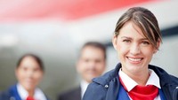 Pramugari memang berpenampilan menarik. Tapi, jagalah sikap ya traveler. Mereka suka diperlakukan ramah, namun jangan melecehkannya dan berbuat semena-mena (Thinkstock)