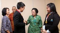 Megawati didampingi Try Sutrisno menerima siswa-siswi pemenang lomba debat internasional World Scholars Cup di Jakarta, Rabu (6/9/2017).