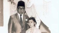 Gus Dur menikah dengan Sinta Nuriyah 11 Juli 1968. Gus Dur yang saat itu masih berada di Irak meminta agar diwakilkan oleh kakeknya Kiai Bisri Syansuri yang berusia 68 tahun