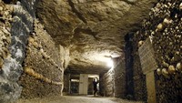 Paris Catacombs, Perancis. Pada akhir abad kedelapan belas Paris memiliki masalah, yakni area pekuburannya penuh. Dalam upaya untuk mencegah kepadatan penduduk yang berlebihan, pihak berwenang mengubah tambang yang membangun kota Catakombs. Bagian bawah tanah ini berdinding tulang dan menyimpan sisa-sisa generasi orang Paris. Diperkirakan ada enam sampai tujuh juta kuburan di dalamnya. Ada sebuah tur di situs yang menyeramkan ini dengan berjalan kaki sejauh 1,9 kilometer (Dok. CNN)