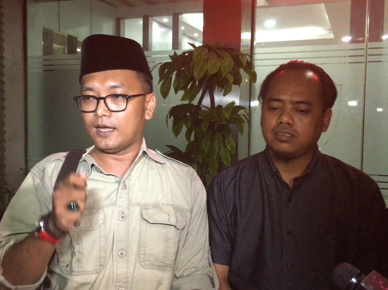 Dipolisikan soal Cuitan Alquran, Guntur Romli: Itu Hoax Dipolisikan soal Cuitan Alquran, Guntur Romli: Itu Hoax