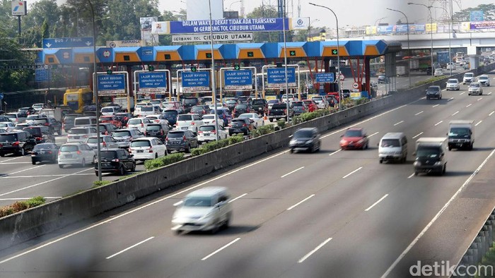 Penghapusan GT Cibubur dan Cimanggis 

Kendaraan bermobil mengantre di gerbang tol Cibubur Utama, Jakarta, Rabu (06/09/2017). Menteri Pekerjaan Umum dan Perumahan Rakyat (PUPR) Basuki Hadimuljono telah mengeluarkan Surat Keputusan menghilangkan gerbang tol Cibubur dan Cimanggis mulai 8 September 2017. Hal ini untuk mengurai kemacetan pada ruas tol Jakarta, Bogor dan Ciawi (Jagorawi). Grandyos Zafna/detikcom