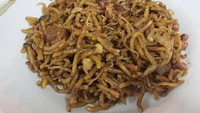  Main ke Depok harus mampir ke warung Bang Har. Mie goreng Aceh disajikan dengan daging dan udang goreng yang nikmat. Harganya juga ekonomis. Foto: dok. detikFood