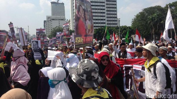 Massa Aksi Solidaritas Rohingya memadati Bundaran HI.