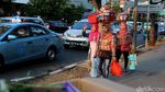 Unik! Di Jakarta Masih Ada Perempuan yang Jual Kopi Seperti Ini